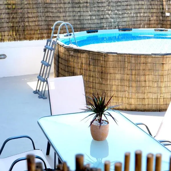 IKARUS apartment with courtyard & pool in Chania, Hotel in Stérnai