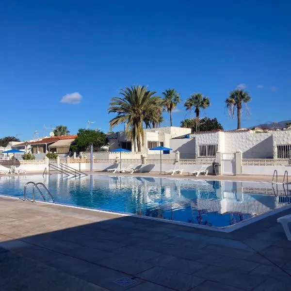 Casa M&M, relax, big terrace, swimming pool, hotel v destinaci Arona