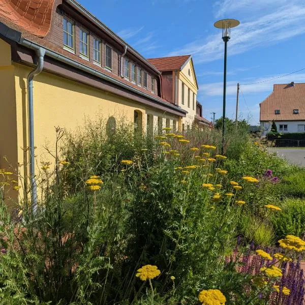 Ferienwohnungen - barrierefrei - im sanierten Gutshof, hotel in Lalendorf