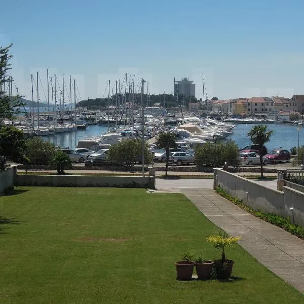 Apartment and Rooms Villa Kolonada, hotel di Vodice