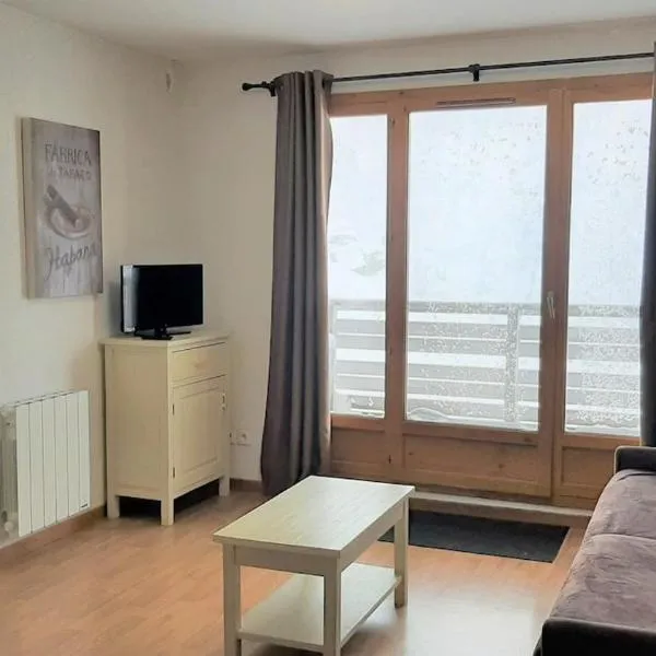 La Merlerie Super-Besse agréable appartement 5p grand balcon parking privé, hotel in Besse-et-Saint-Anastaise