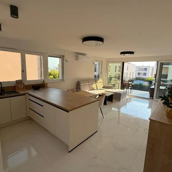 Apartmen ARMINAN 52 TERRACE, POOL FREE PARKING -NOVIGRAD, hotel v Novigradu