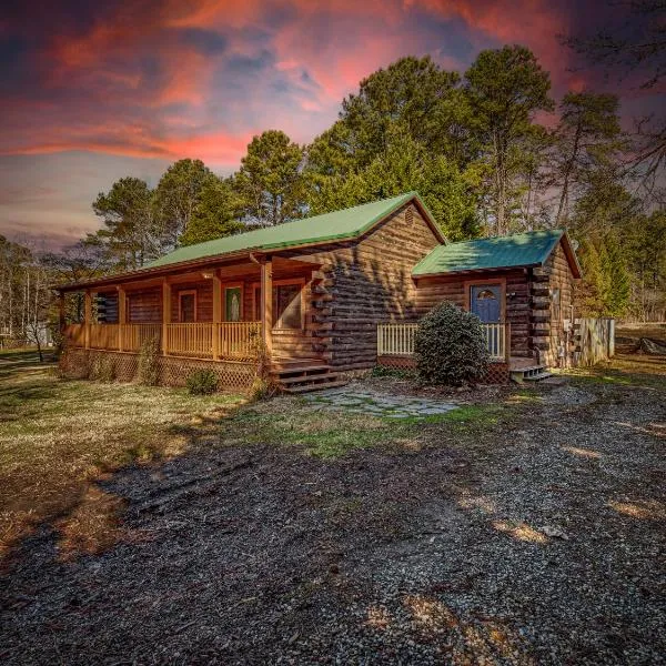 Lake Norman Retreat with Hot Tub, Kayaks & Paddleboards, hotel in Mooresville