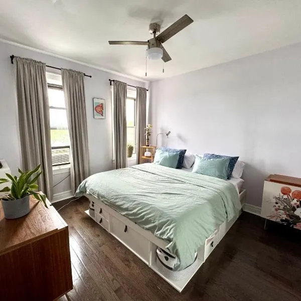 Sunny Jersey City 1BR, 25 min to NYC, 15min to EWR, King Bed, Hammock & Park Views, Hotel in Jersey City