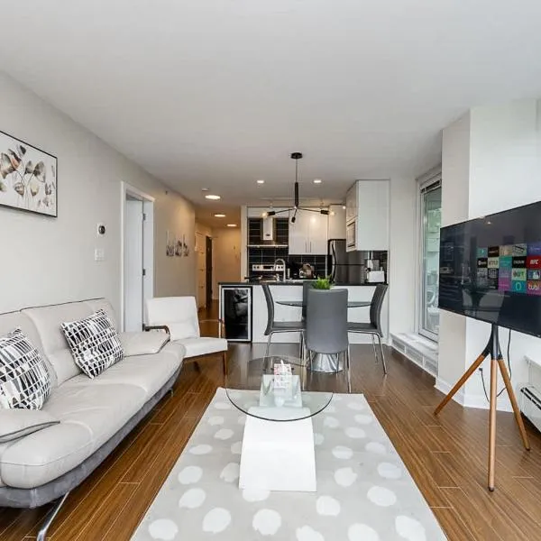 Spacious Downtown Condo with Pool Gym & Parking, מלון בונקובר