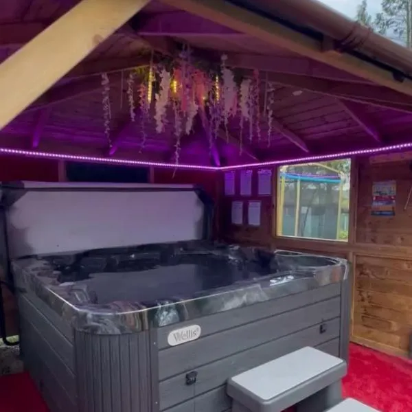 FINN VILLAGE "Raspberry Cottage" Private Garden, 6-seater HOT TUB, Firepit & Pizza Stove, hotel v destinaci Drymen