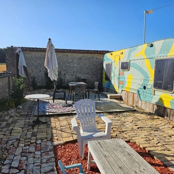 Caravane look Dolce Vita climatisée, hotel em Gaudreville-la-Rivière