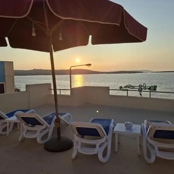 Spacious Bugibba Seafront Home 3BR Free Parking Free WiFi, ξενοδοχείο σε St Paul's Bay