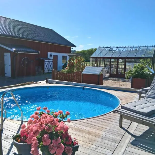 Gårdslägenhet nära Göteborg, hotel v destinaci Alvhem