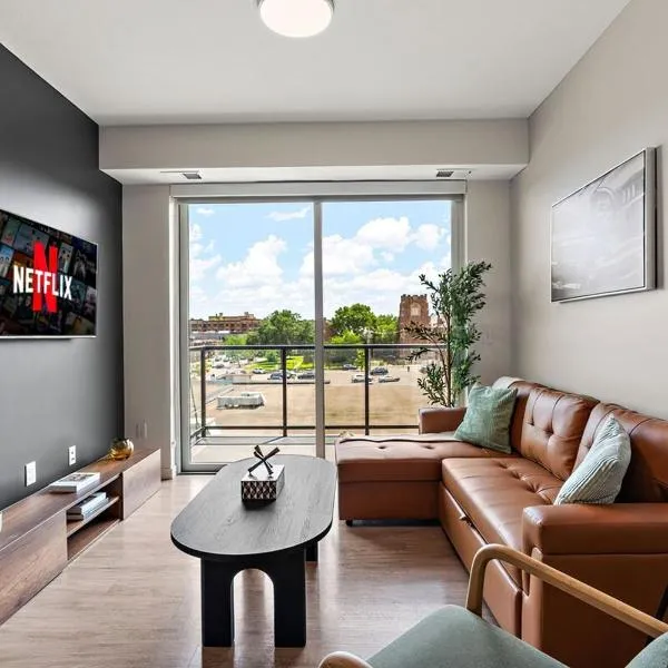 W413 Stylish Luxury 1Bedroom In Downtown Minneapolis, Minutes From Minneapolis Convention Center & US Bank Arena, hotel in Minneapolis