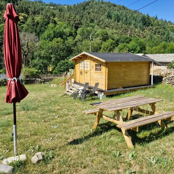 La cabane des lucioles, hotel v destinaci Saint-Julien-Boutières