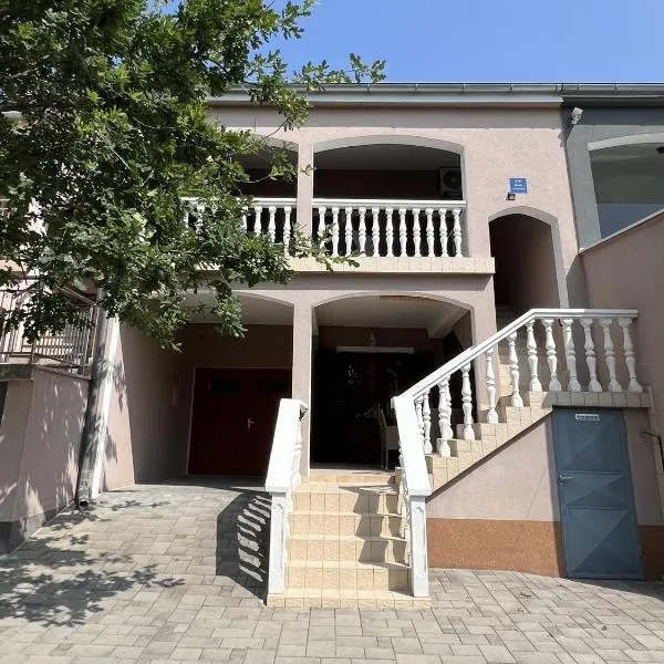 Apartments with parking space Starigrad, Paklenica - 11683, hotel in Starigrad