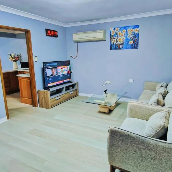 Helen's Cosy House In Miller, hotel in Mount Pritchard