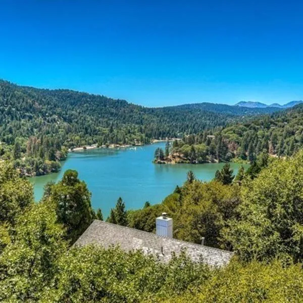 Best View of the Lake! Huge Deck!, hotel Crestline-ben