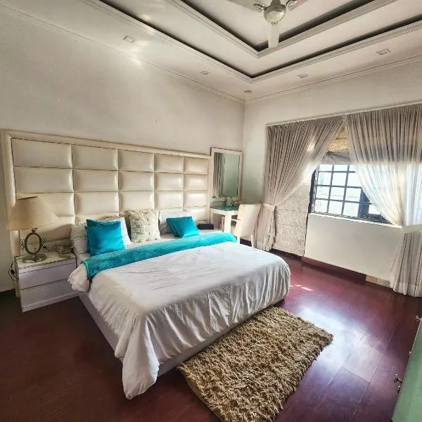 The G8, hotel in Noida