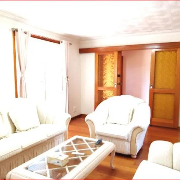 Charming Three-Bedroom Holiday Home Near Werribee Park, hotel a Werribee