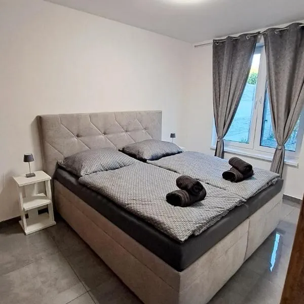 Moderný 3 izbový dom so záhradou a terasou blízko Bratislavy, hotel in Slovenský Grob