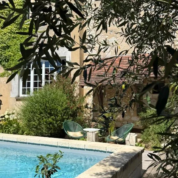 Le Nid Des Prés Gîtes & Spa, хотел в Mensignac