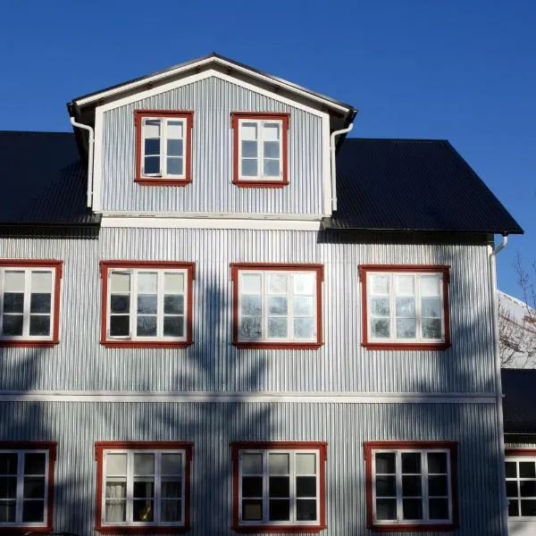 Gamli Skólinn Húsavík, hotel in Tungulending