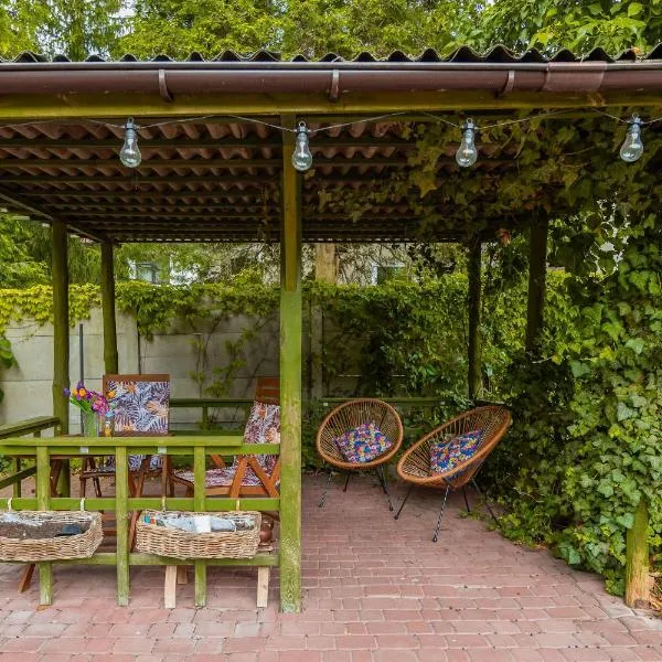 Charming House in the Capital with Two Parking Spaces by Noclegi Renters, hotel in Warsaw