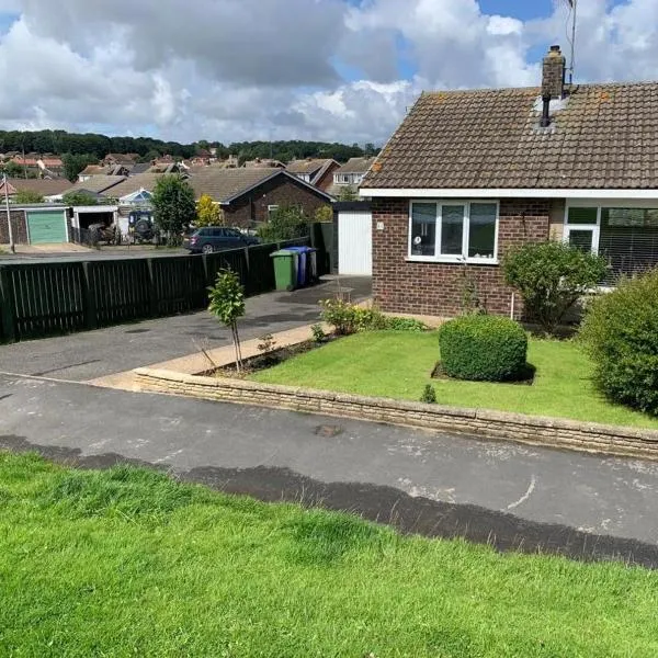 Sands Lane Retreat - Cozy Bungalow in Hunmanby, Hotel in Filey