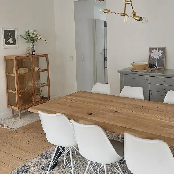 City center apartment with balcony and private parking, hotel ad Aalborg
