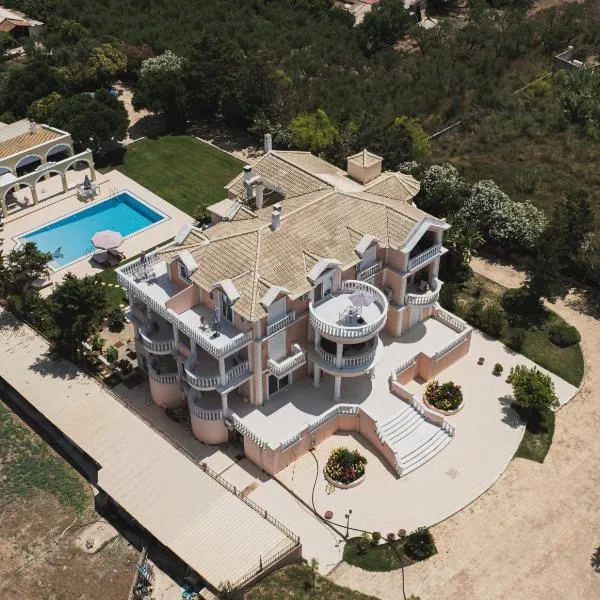 Casa di Voz Suites complex & free gym services by "elite", hotel v destinaci Gaïtánion