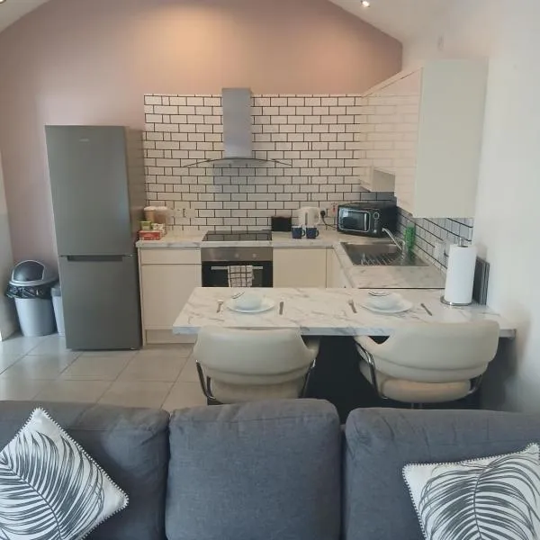 Self-contained bungalow Dublin Airport, hotel v destinaci Dublin