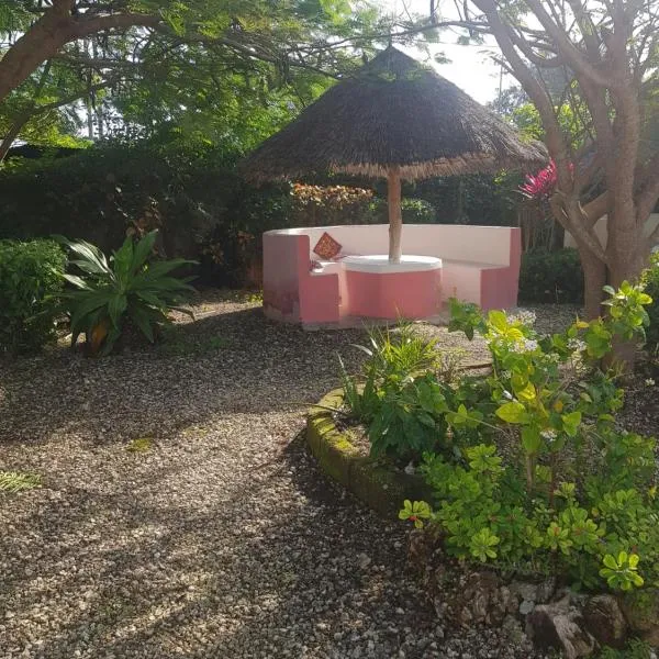Habibi B&B, hotel v destinaci Uroa
