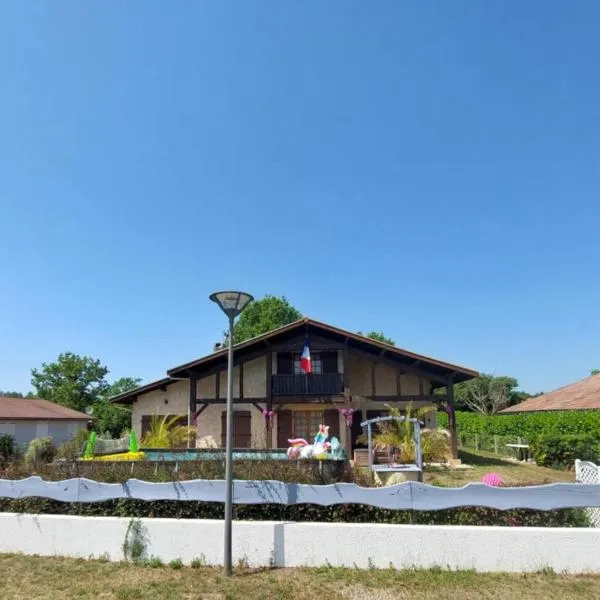 Gîte des Lauriers Roses - Piscine collective, Spas et jardins privés - 7 kms de la plage de Lespecier, hotel v destinaci Bias