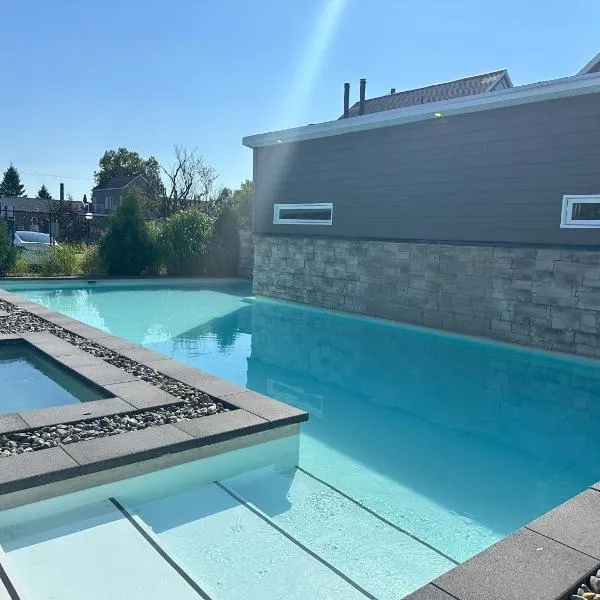 Condos Vacances MSA - incluant piscine et spas extérieurs chauffés à L'ANNÉE!!, hotel in Beaupré