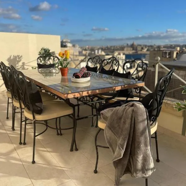 Sliema Cozy Townhouse with Rooftop View, Prime Spot, hotel a Sliema