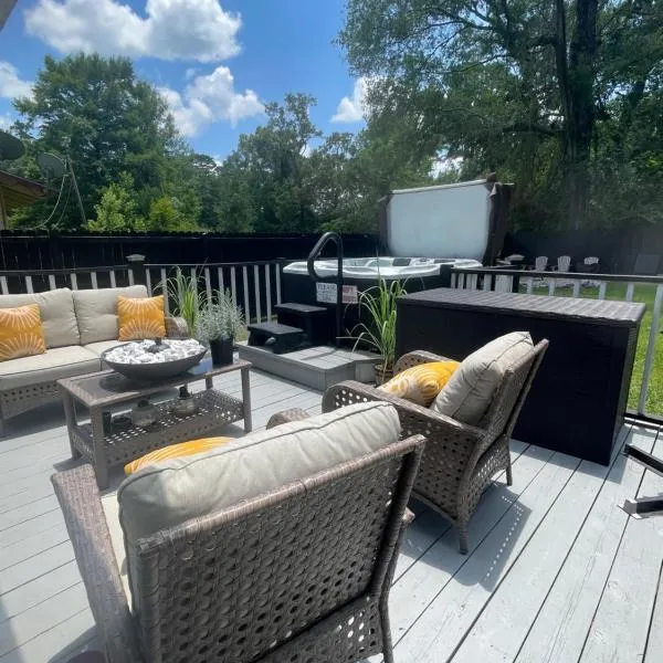 Tiny Home in Town-Hot Tub - Privacy Fence - Fire Pit - Kids Play Area & 15 minutes to the Bogue Chitto State Park, hotel en Franklinton