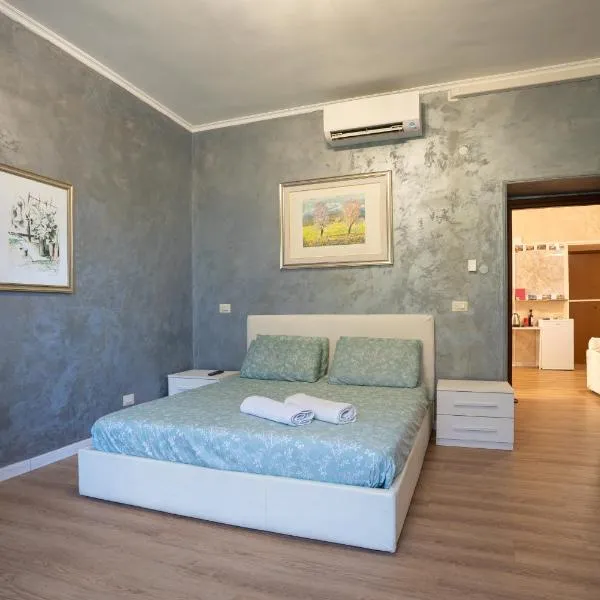 Bettí House vasca idromassaggio metro C Alessandrino - San Giovanni e trenino laziali-Termini -Bettí House, hotell Roomas