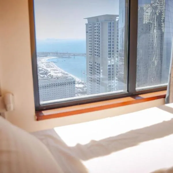 DejaView JBR- Mixed Dorms- Sleep with a view, hotel en Dubái