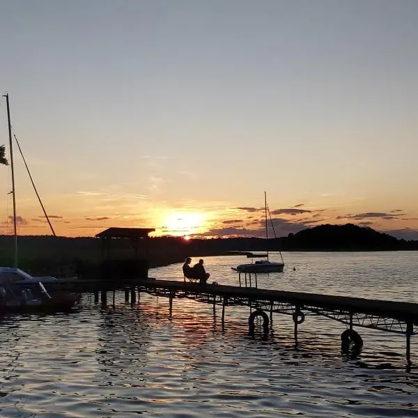 Leśne Zacisze Kretowiny 88 nad jeziorem Narie z własnymi pomostami apartamenty sezonowe lato, hotel a Kretowiny