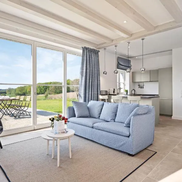 GUT KLETKAMP "Mühlenhof 5" - Ruhige Ferienwohnung mit 3 Schlafzimmern I Terrasse mit See- & Naturblick I Gemeinschaftsgarten I 15 Min zur Ostsee I Küche I Parkplatz I Waschmaschine I WLAN, hotel in Kletkamp