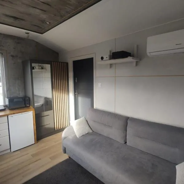 Domek na wsi - 10 min od Ustki, hotel en Machowino