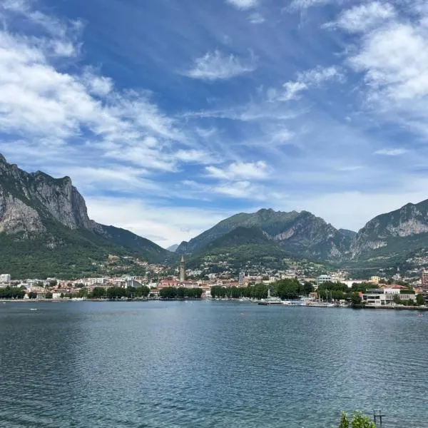 Casa di Giò - Comfy Lake Como Attic, hotel v destinaci Malgrate