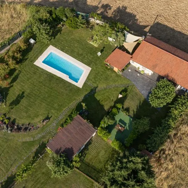 Casa Barxelo con piscina en Monforte de Lemos, Hotel in Monforte de Lemos