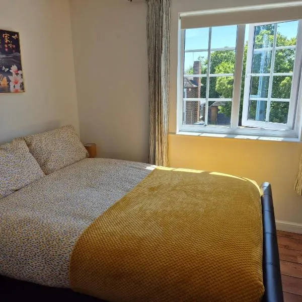 Beautiful home with 3 beds in 3 seperate rooms in Durham free parking, hotel em Durham