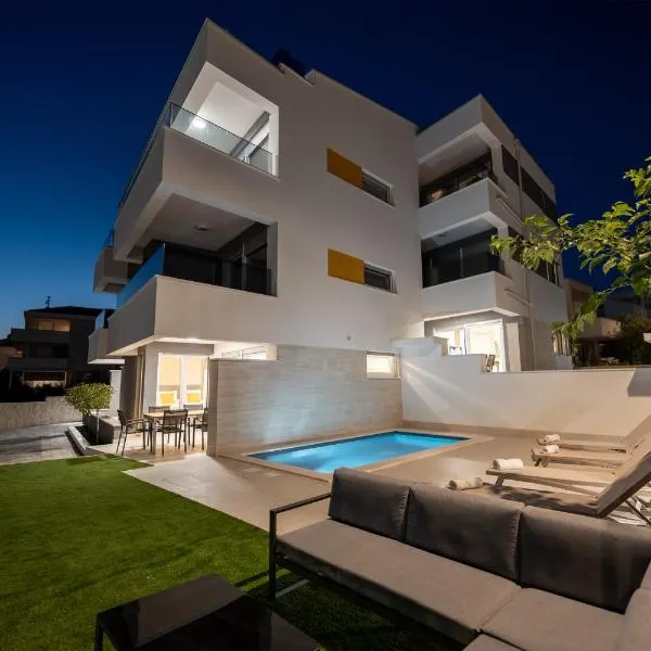 Relax apartments - private pool and garden: Novalja şehrinde bir otel