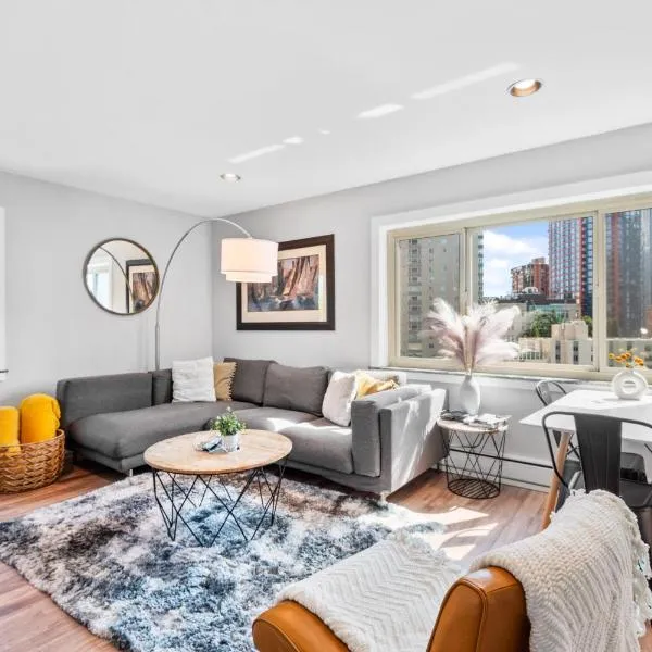 Downtown 2BR Penthouse with Prime Location & Views, hotel in Seattle
