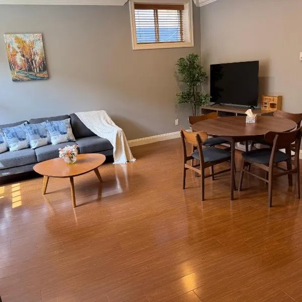 Peaceful & Cozy Home with 3 rooms, 2 SHARED Bathrooms and SHARED Common Space, hotel in Vancouver