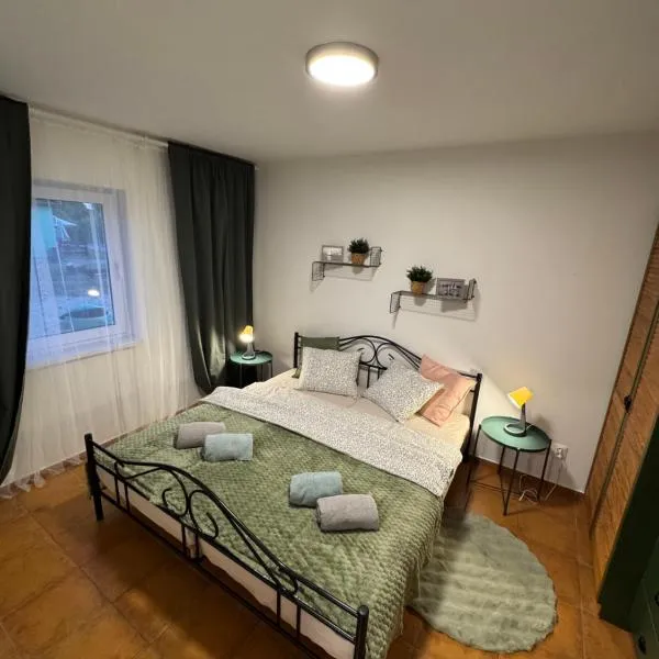 Holiday Village 8C, hotel v Senci