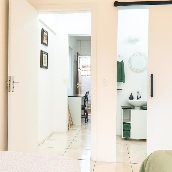 Studio Cravo e Canela - Aconchego e privacidade, ideal para casais, com cozinha completa, ar-condicionado, Wi-Fi, vaga de garagem, excelente custo benefício, lugar tranquilo entre as praias dos Ingleses e Moçambique - Foto 5