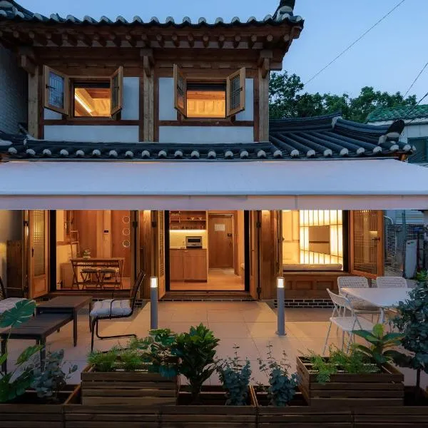 Haeon Seoul,2층 한옥 독채,서울 핫플 중심가에 위치,주요 핫플 도보 이동,테라스,지하철과공항버스5분,종로,익선동,경복궁,북촌한옥마을,명동, Hotel in Seoul