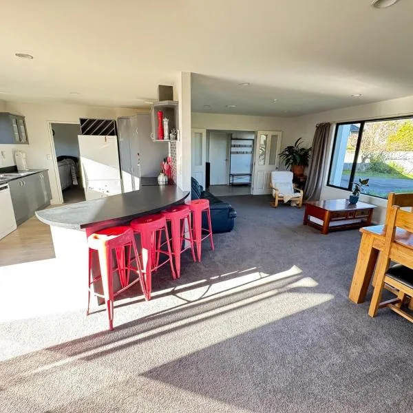 Private oasis and kid friendly space, hotel in Methven