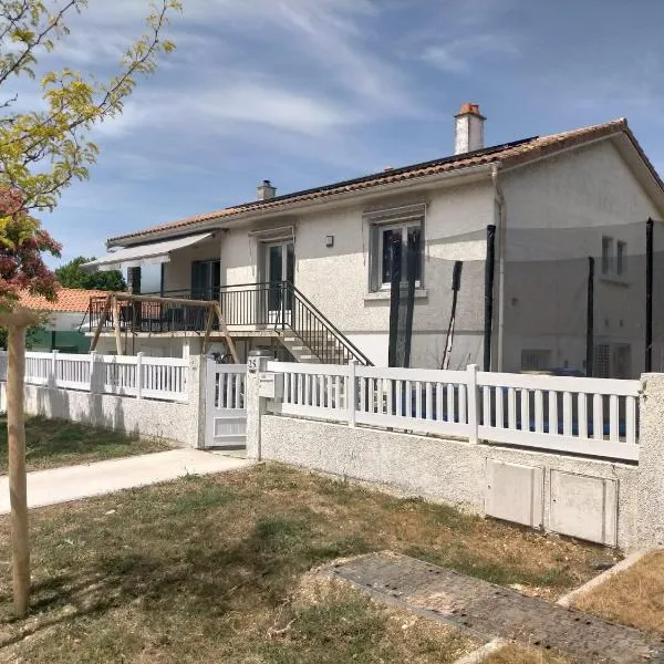 Maison familiale 4 chambres, proche commerces et plage, hotel in Châtelaillon-Plage