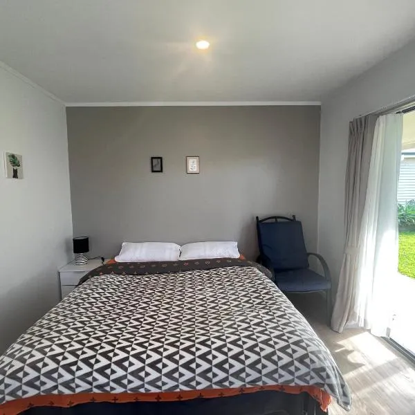 Self check-in sleepout with bathroom, khách sạn ở Te Miro